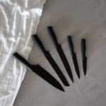 SET X 5 CUCHILLOS ACANALADOS HOJA Y MANGO NEGRO + PELA PAPAS